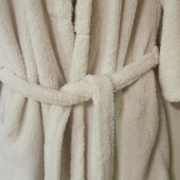 White Fuzzy Robe With Sparkles - Picture 3 of 4